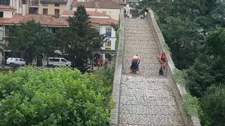 Limpieza a fondo de El Puentón tras el broche de la quema de los espectaculares fuegos artificiales
