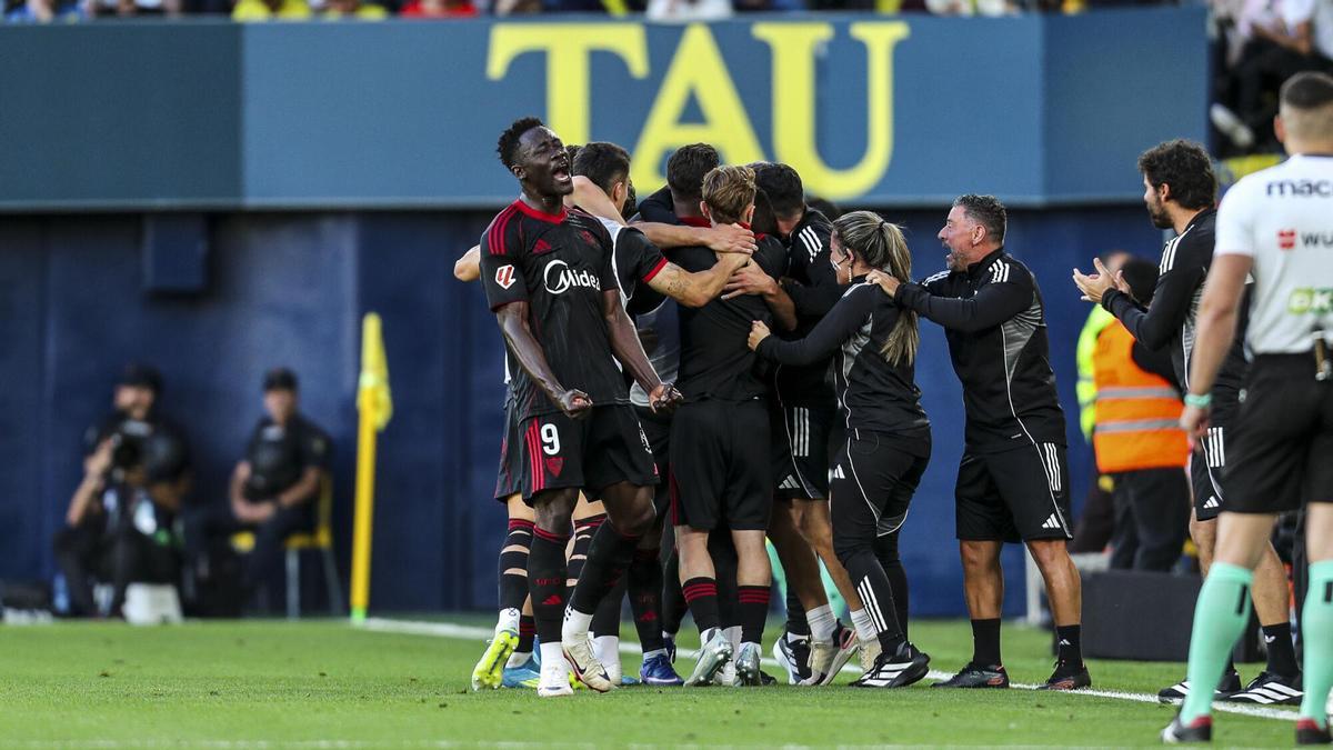 Los jugadores del Sevilla celebran el 2-2 en La Cerámica ante el Villarreal tras el gol marcado por Kike Salas en el partido de la jornada 36 de Liga