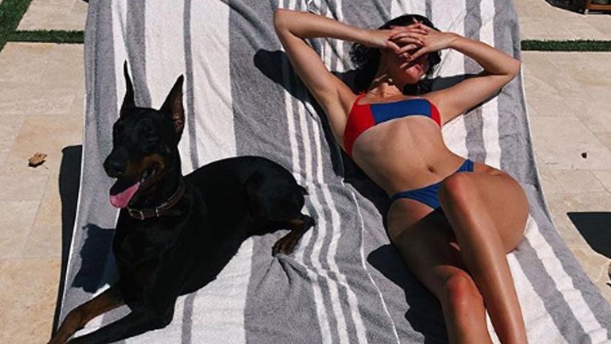 Kendall Jenner, toma el sol en la piscina muy bien acompañada