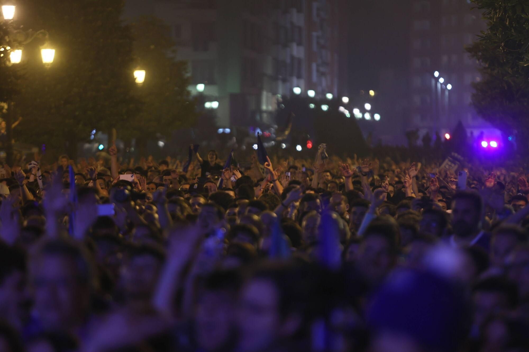 Así se celebró el ascenso del Oviedo a Primera: la afición estalla en una noche histórica