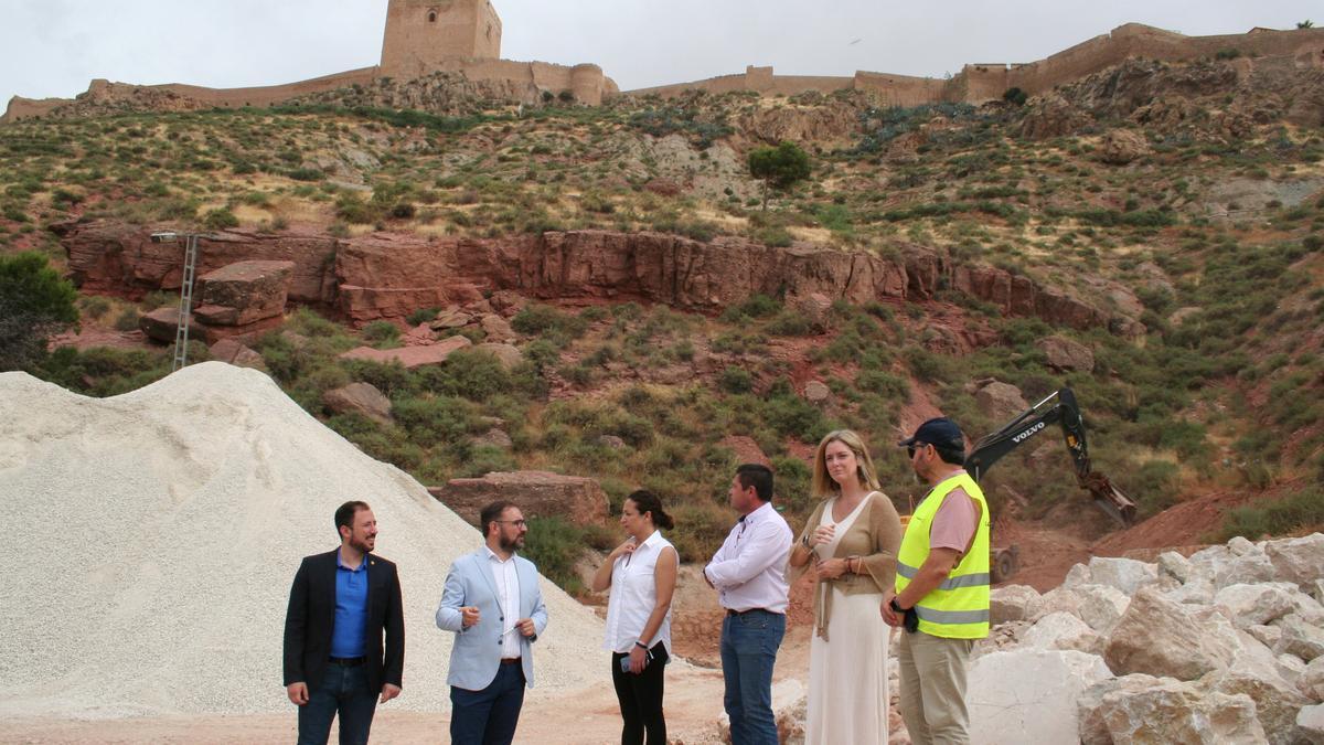 Francisco Morales, Diego José Mateos, Isabel Casalduero, Andrés Alarcos, María Casajús y Antonio Lario, recorrían las obras del Vial de los Barrios Altos, este martes.