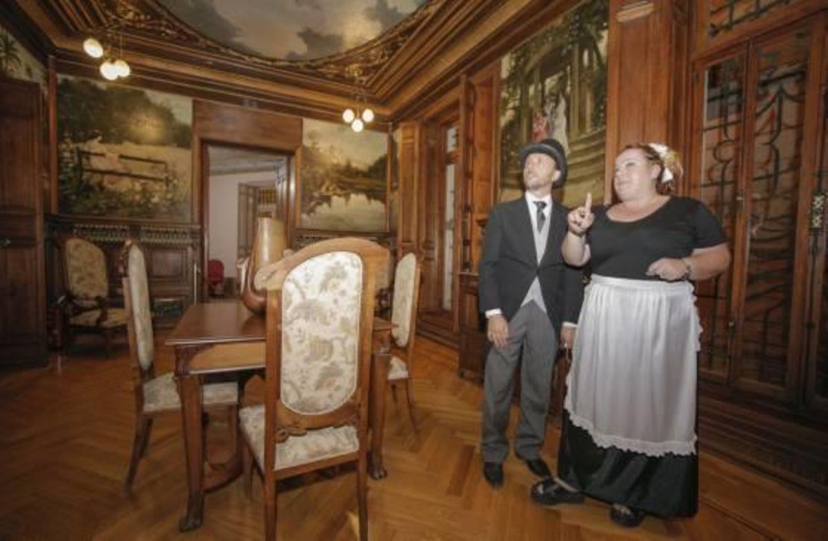 El edil Francisco Sepulcre y una técnica de Turismo el año pasado en la primera edición de Novelda Modernista.