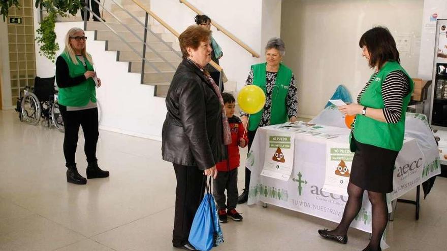 Campaña de prevención del cáncer de colon en un centro de salud de la capital.