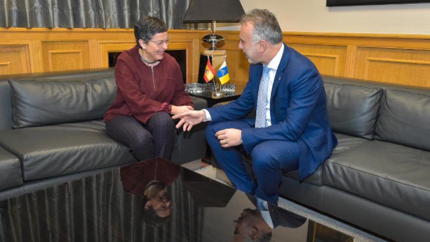 La ministra de Asuntos Exteriores, Arancha González Laya, conversa con el presidente de Canarias, Ángel Víctor Torres.