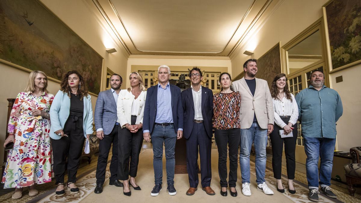 Lina Pons, Pilar Costa, Javier Vich, María Frontera, Josep Melià, Iago Negueruela, Antònia Martín, Lluís Apesteguia, Esperanza Sans y Joan Mas &#039;Collet&#039;, en el Parlament.