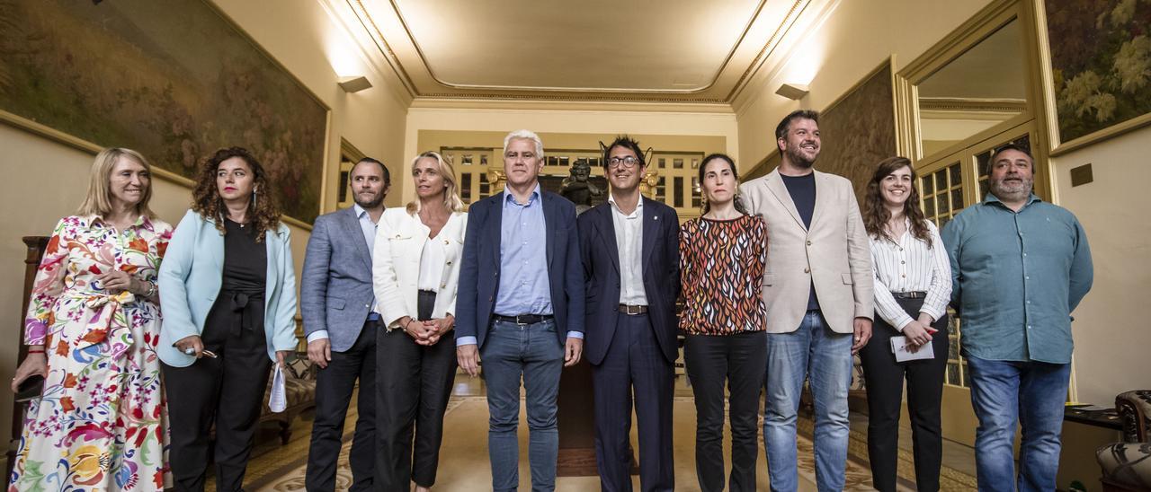 Lina Pons, Pilar Costa, Javier Vich, María Frontera, Josep Melià, Iago Negueruela, Antònia Martín, Lluís Apesteguia, Esperanza Sans y Joan Mas &#039;Collet&#039;, en el Parlament.