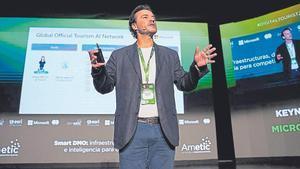 Alejandro Mullor, director global de Turismo de Microsoft, durante el avance de la nueva herramienta IA en Benidorm