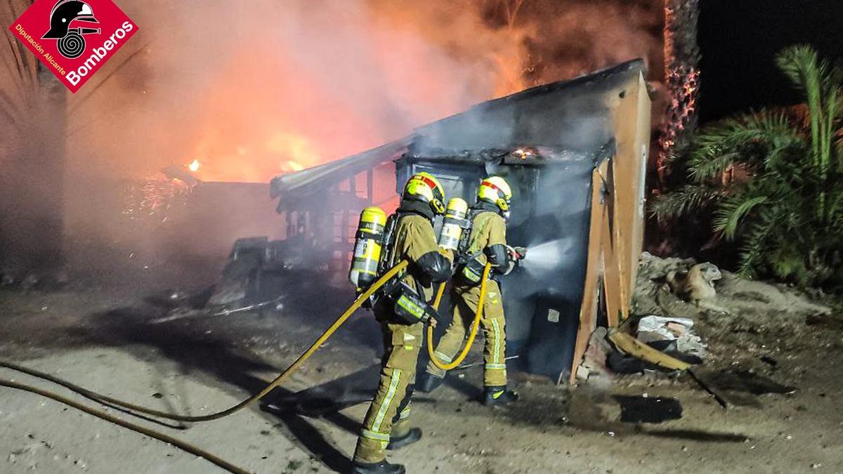 Vivienda tipo &quot;chabola&quot; que ardió este viernes de noche cerca de la &quot;Casa de la Virgen&quot;