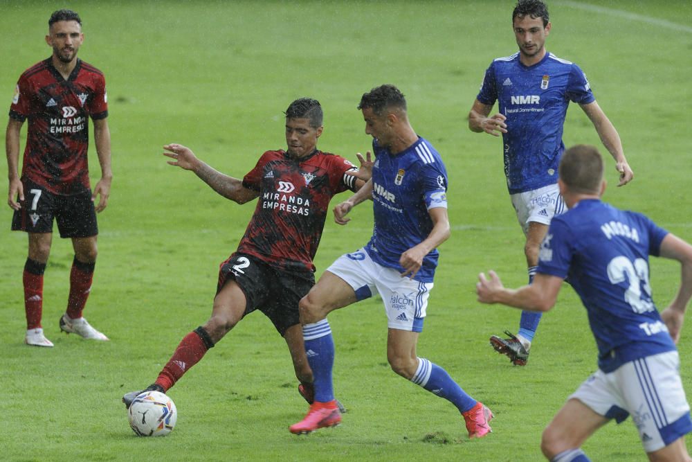 El partido entre el Mirandés y el Real Oviedo, en imágenes