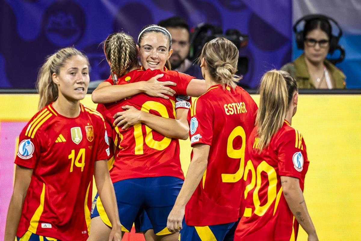La selección española femenina celebra el primer gol ante Suiza.