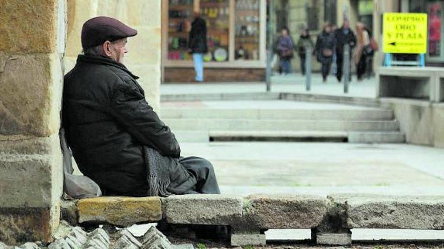 Un pensionista sentado muy cerca de la plaza de la Constitución de Zamora. | Jose Luis Fernández