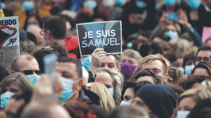 Manifestación, en la plaza de la République de París, en recuerdo del profesor asesinado.