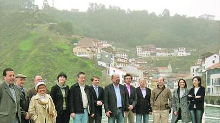 Los hosteleros y autoridades comarcales, ayer, con el anfiteatro de Cudillero a sus espaldas.