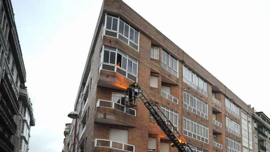 Revsión de los elementos de la fachada del edificio. // Iñaki Abella