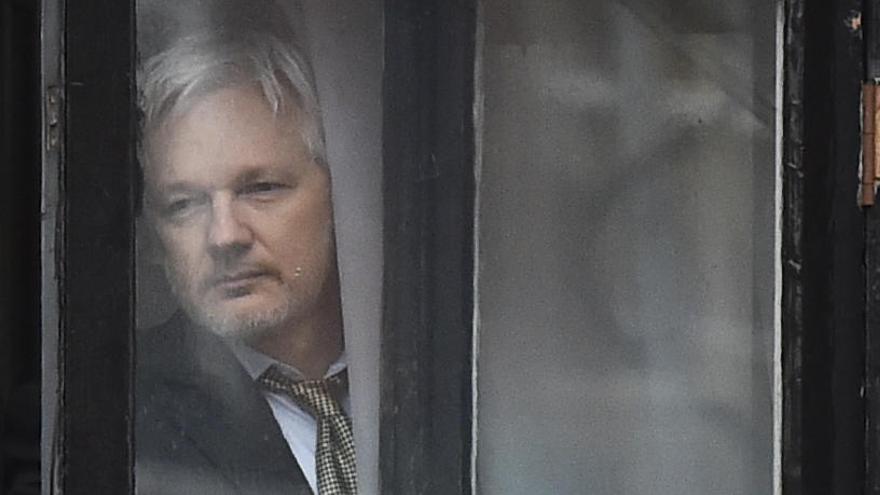 Julian Assange, en la embajada de Ecuador en Londres.