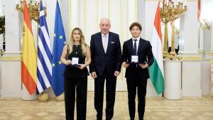 La regatista y windsurfista catalana Iset Segura y el griego Anastasios Gkaripis, condecorados en Hungría por salvar la vida de un hombre húngaro y su hija en el mar Egeo