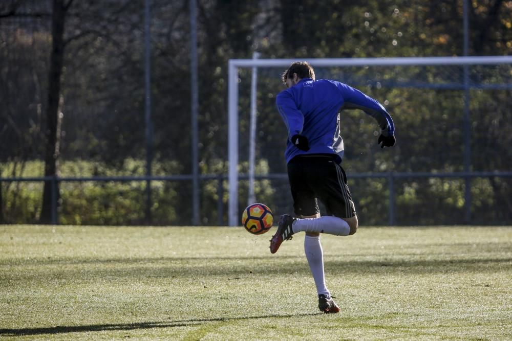 Entrenamiento del Real Oviedo a puerta abierta en El Requexón