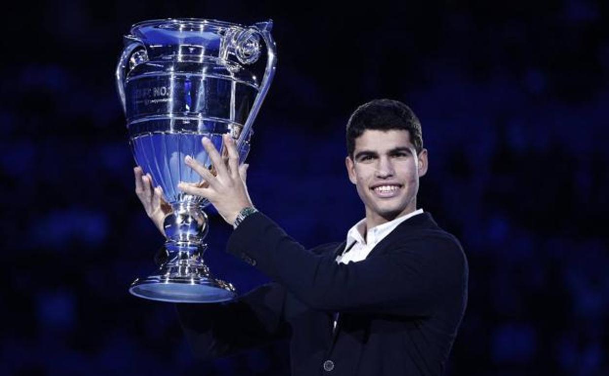Alcaraz luce el trofeo que le acredita como número uno. Alcaraz luce el trofeo que le acredita como número uno.
