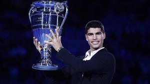 Alcaraz luce el trofeo que le acredita como número uno.