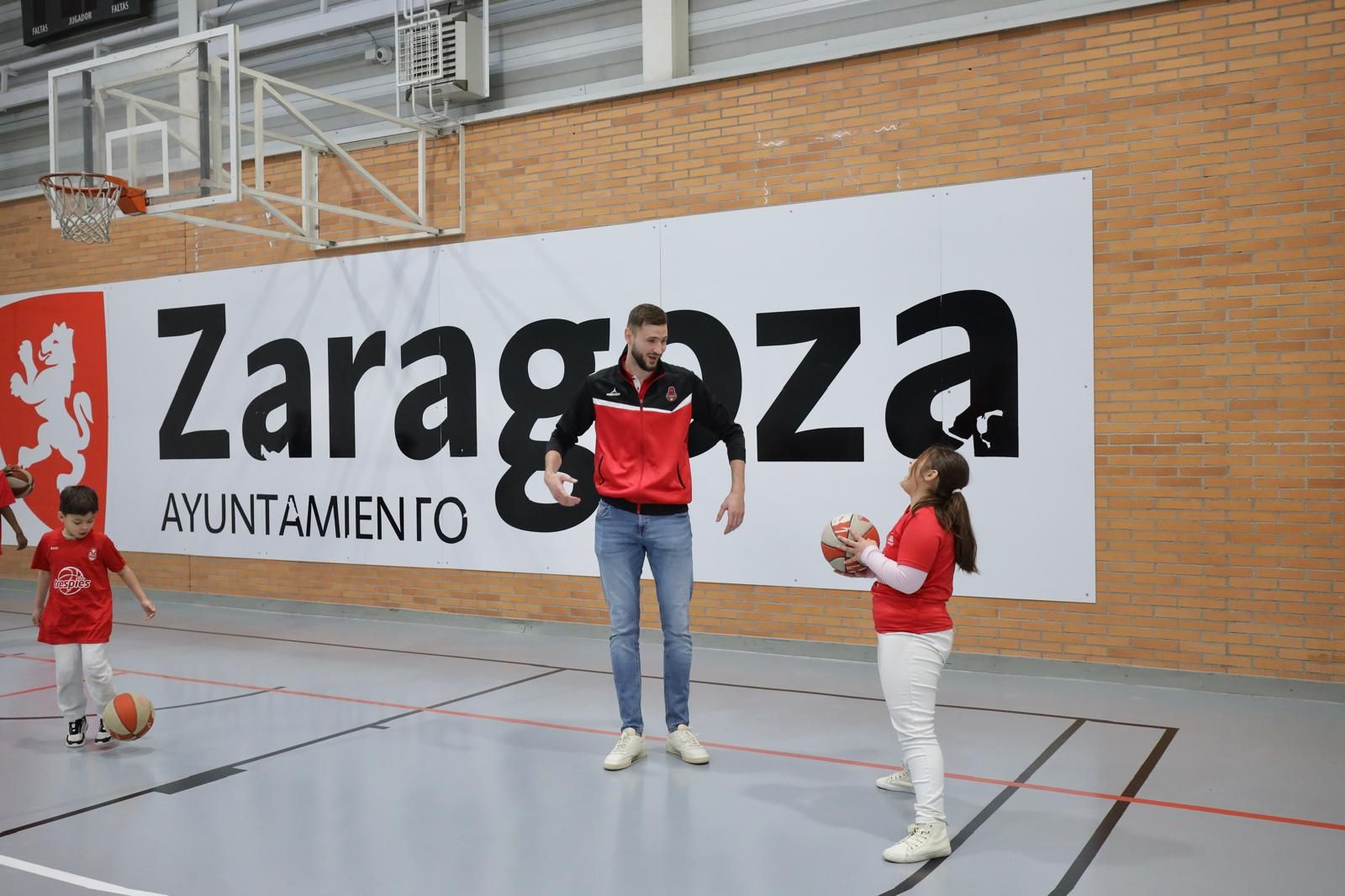En imágenes | Visita del Casademont Zaragoza al Colegio Tenerías