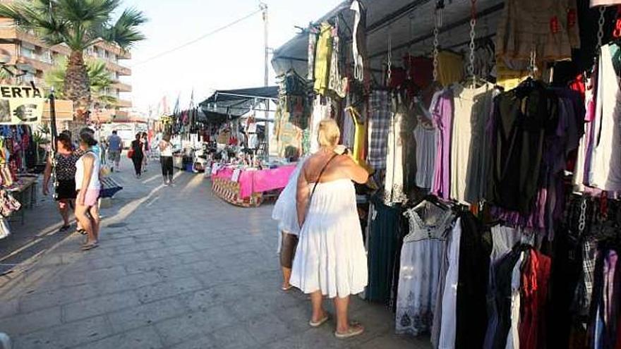 El mercadillo en la zona centro tiene menos puestos.