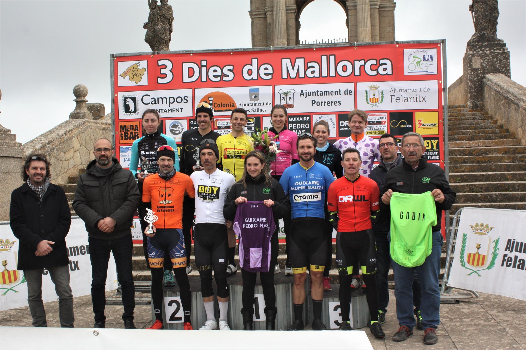 Podio final con el cuadro de honor masculino y femenino del presente año.JPG