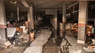 Vecinos de Añaza atrapados entre aguas negras y falta de agua potable tras un incendio en los garajes