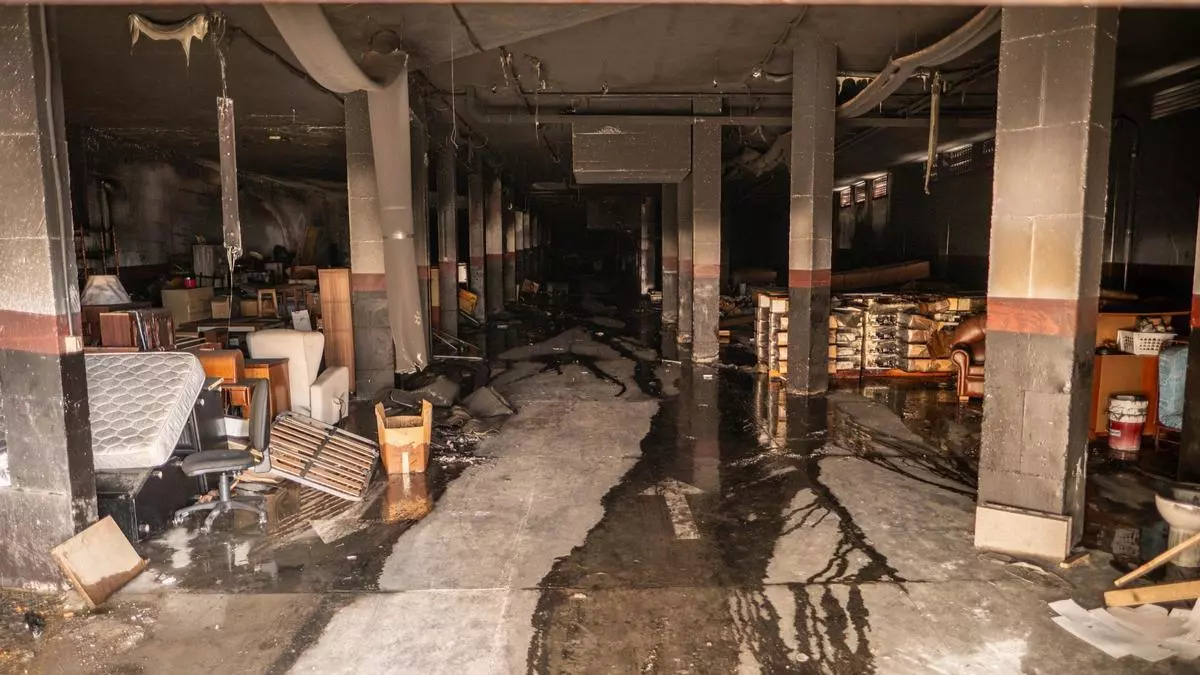 Vecinos de Añaza atrapados entre aguas negras y falta de agua potable tras un incendio en los garajes