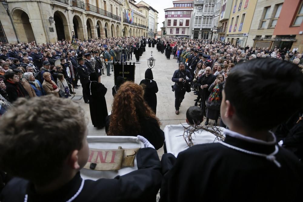 La lluvia obliga a dar la vuelta a la procesión ovetense del Santo Entierro