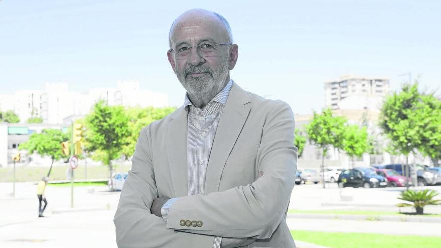 Josep Maria Quintana, ayer, frente a la sede de este periódico. manu mielniezuk