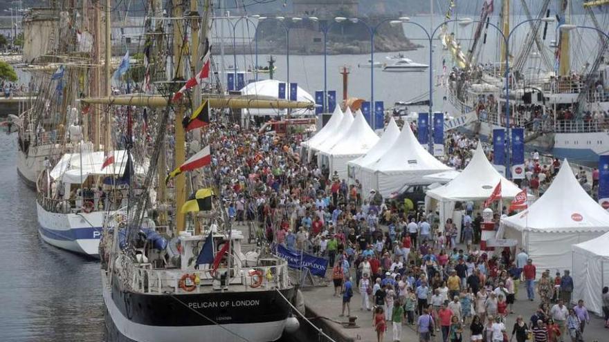 Buques participantes en la Tall Ships Races, atracados en el muelle, en 2012.