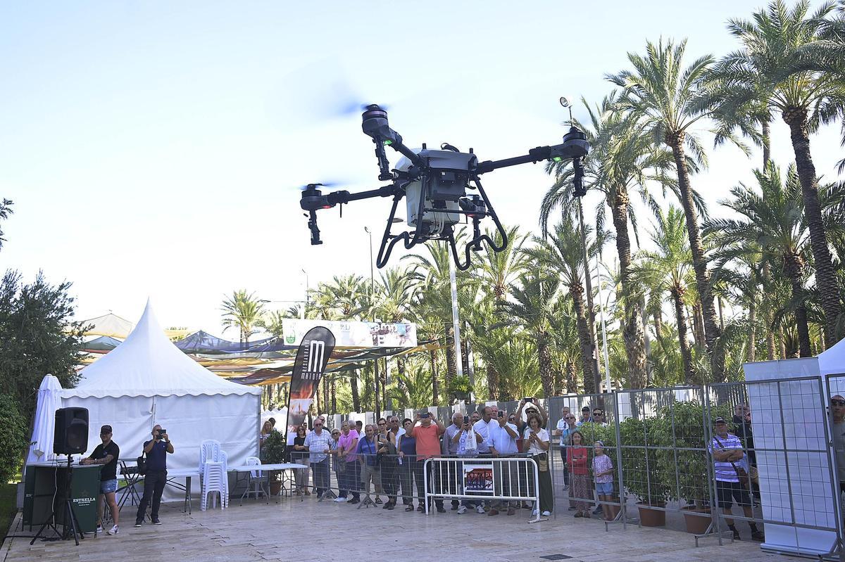 Un momento de la demostración del dron junto al Parque Municipal