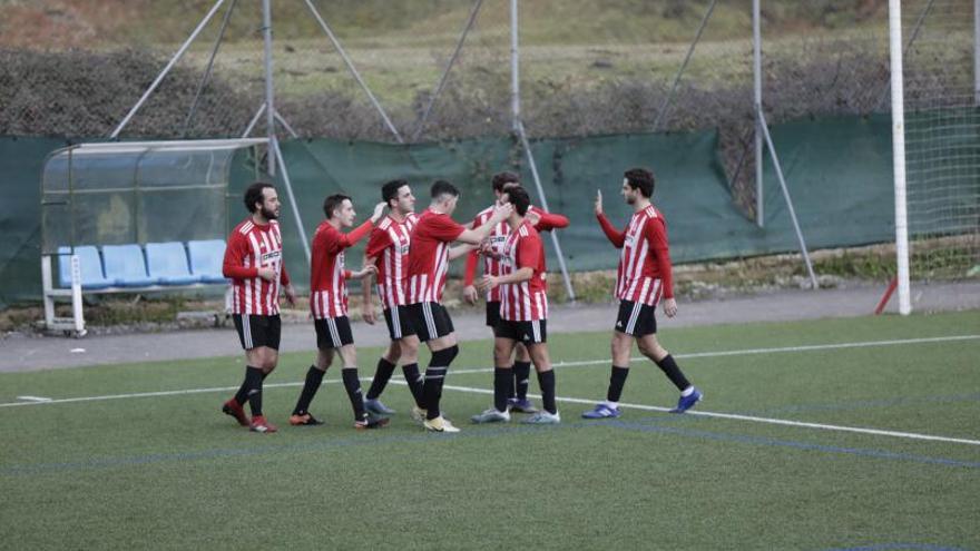 Los jugadores del Siero celebran un gol ante el Europa. | F. Rodríguez