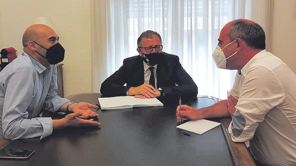 El presidente Martí y el diputado de Desarrollo Rural se reunieron con el presidente de los farmacéuticos.