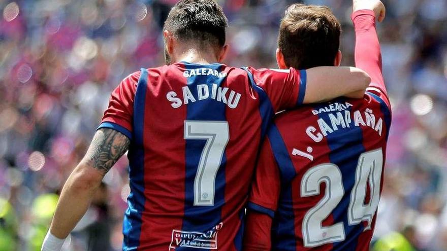 José Campaña y Sadiku celebran el gol que dio la victoria al Levante contra Las Palmas. // FDV