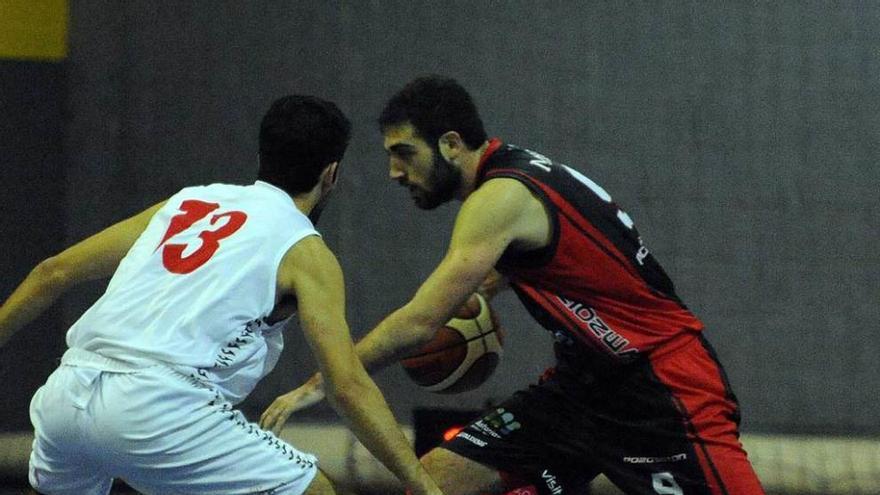 Camarsa bota el balón ante Alejandro Fisac.