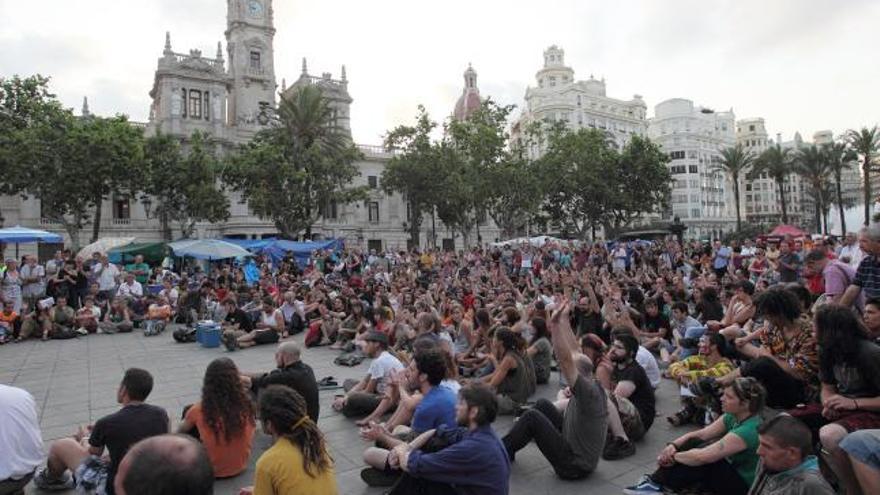 Los indignados ocuparon la plaza del Ayuntamiento más de un mes hace ahora un año.