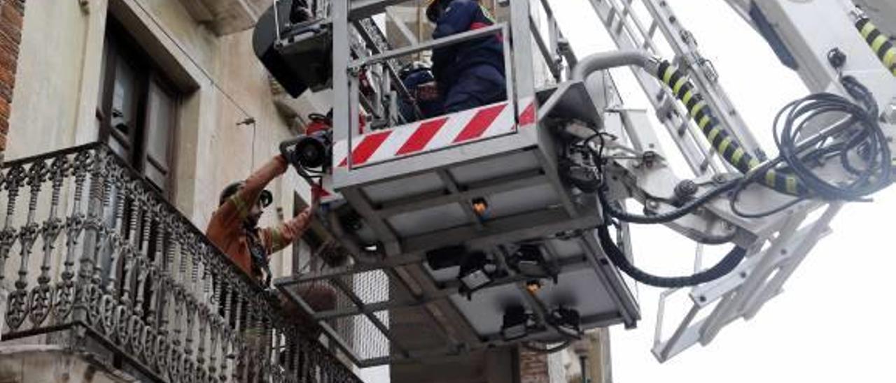 Los bomberos dejan vacío el retén para rescatar un gato