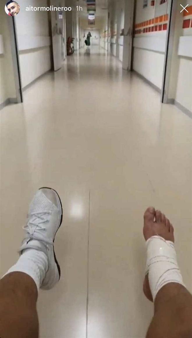 Aitor Molinero en sillas de ruedas en el hospital