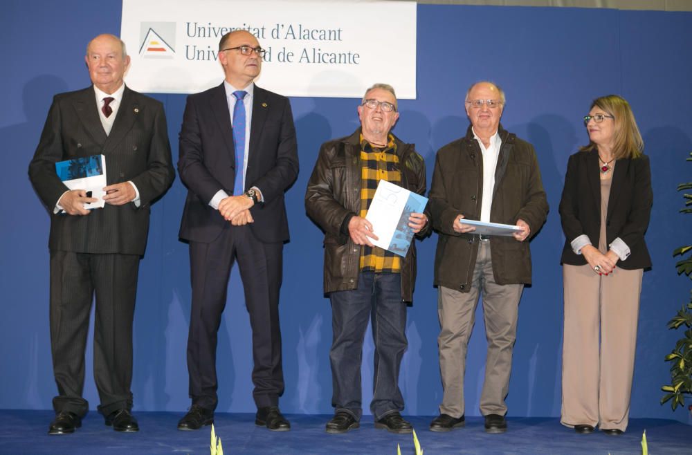 Decenas de profesores y alumnos del CEU, germen de la Universidad de Alicante, se reencuentran en un emotivo acto organizado en el campus.