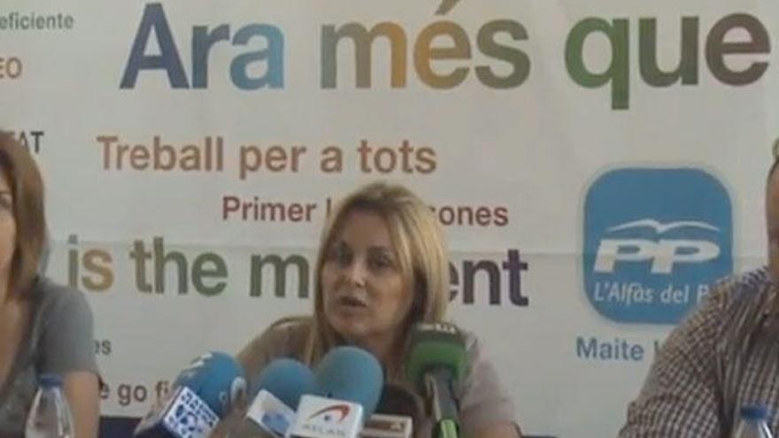 Maite Huerta en la rueda de prensa que ha ofrecido hoy en Alfaz del Pi junto a su abogado