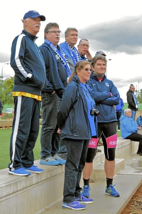 Hertha-Fans schauen beim Training zu.