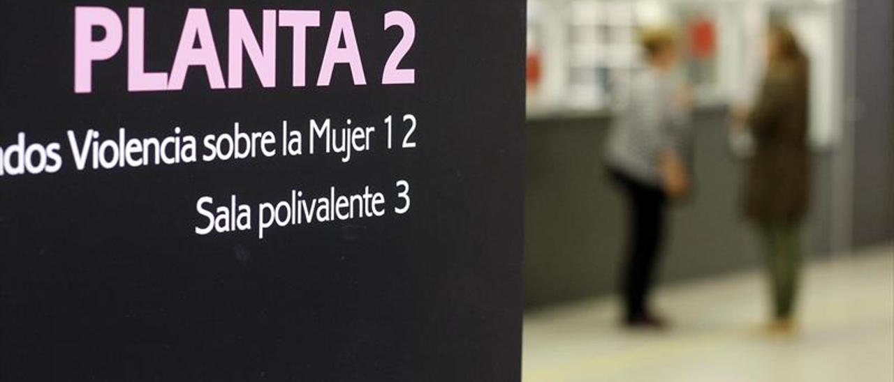 Cartel de los juzgados de Violencia de Género de Zaragoza.