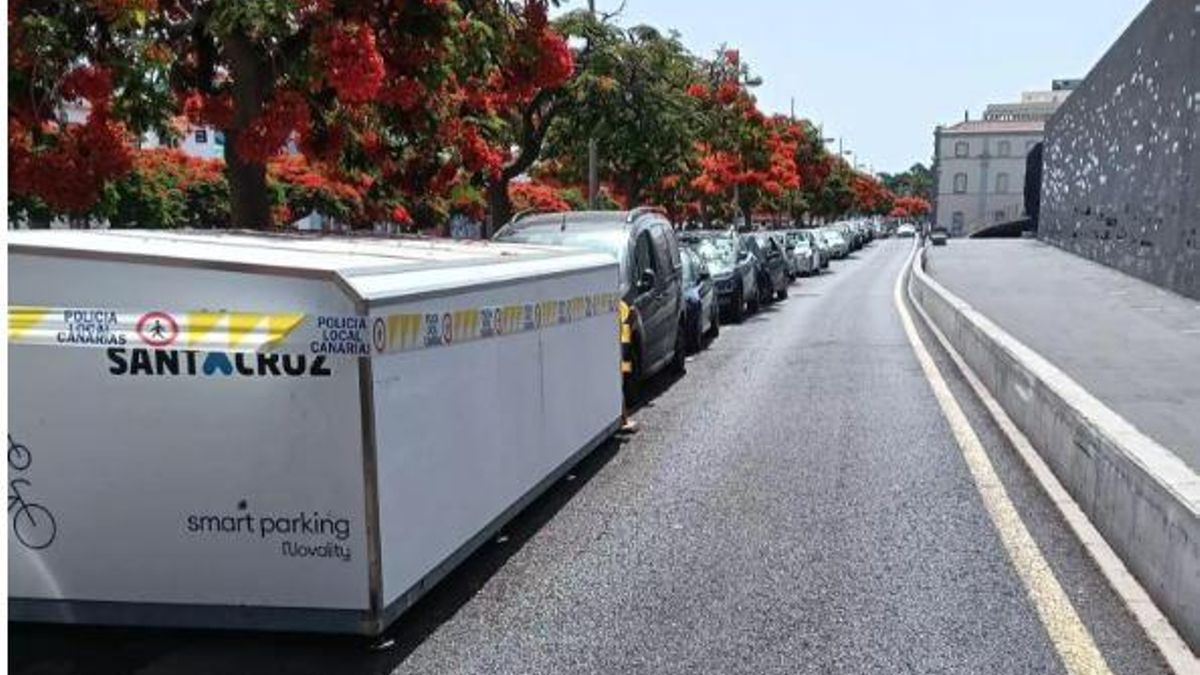 Este es el contenedor de bicicletas que impedía el tránsito de guaguas de Titsa por la calle Fuente Morales, junto al TEA.