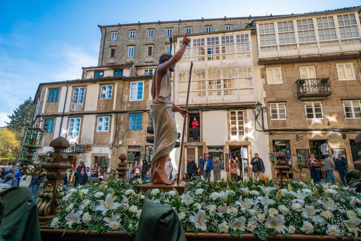 Santiago vive la Pascua con la procesión del Cristo Resucitado y el encuentro en la Quintana Santiago vive la Pascua con la procesión del Cristo Resucitado y el encuentro en la Quintana