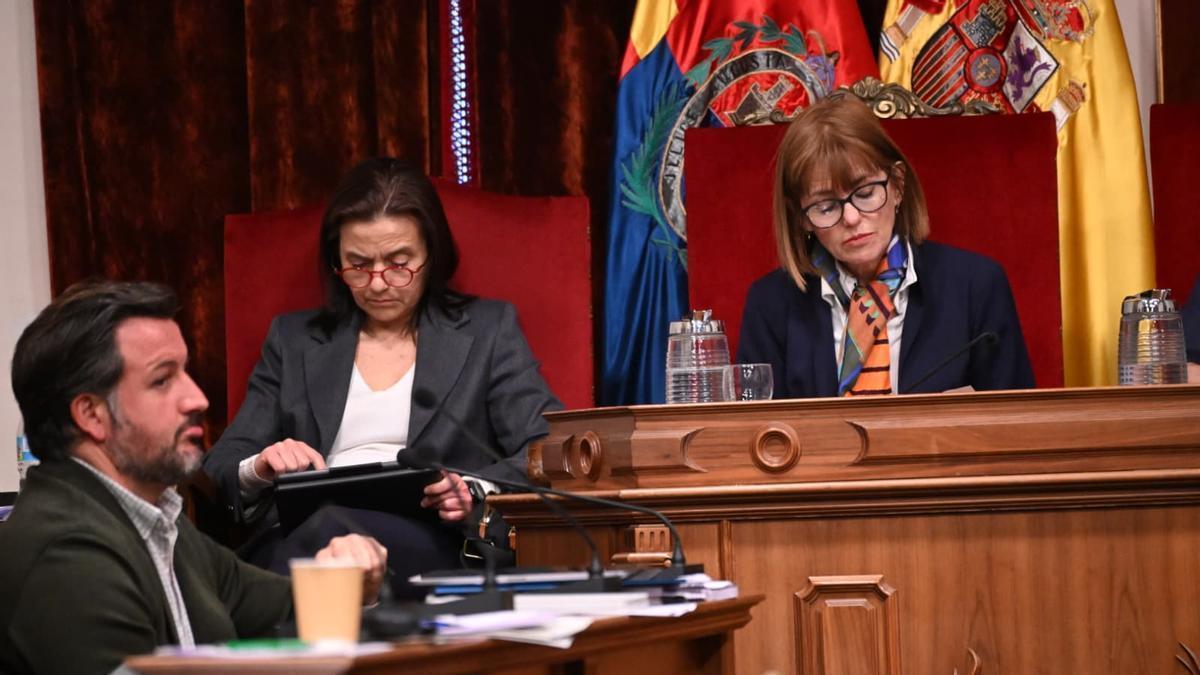 El alcalde, Pablo Ruz, en primer término, con la portavoz de Vox, Aurora Rodil, en el pleno del mes pasado.