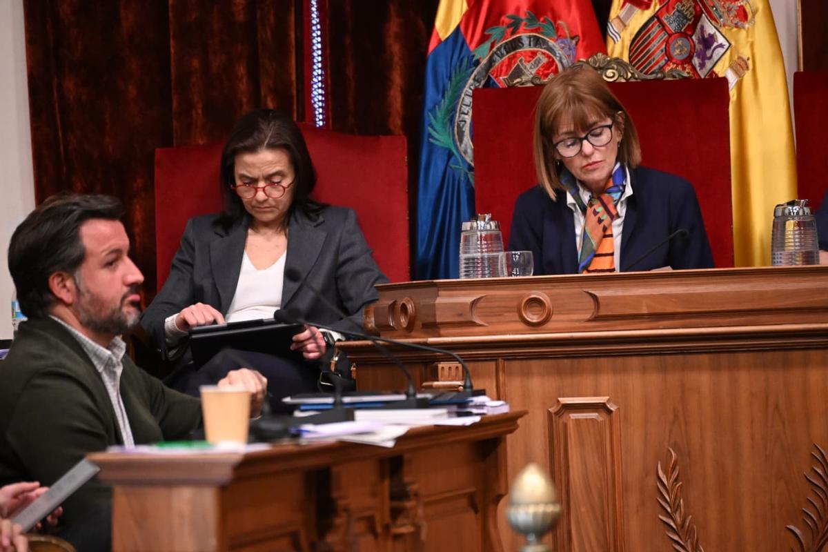 El alcalde, Pablo Ruz, en primer término, con la portavoz de Vox, Aurora Rodil, en el pleno de este lunes.