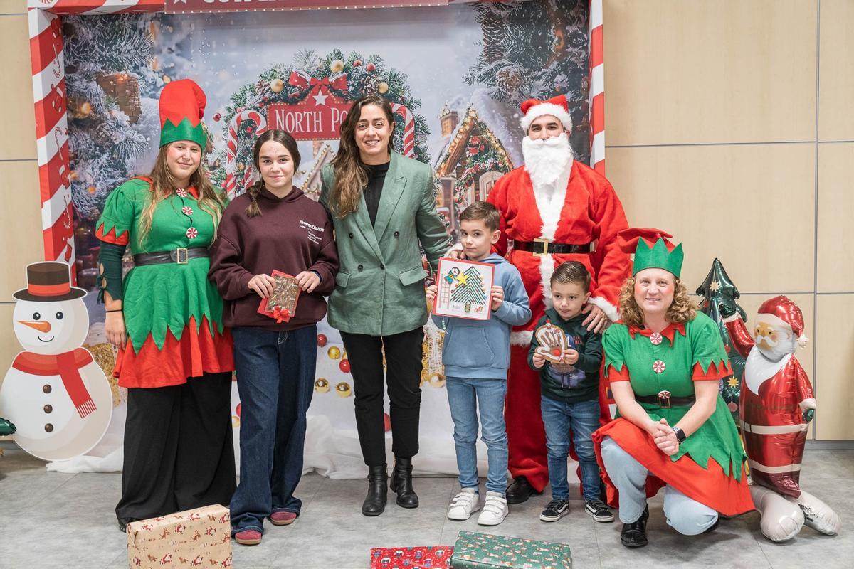 Noela Prieto, directora general de Congalsa, con los ganadores del concurso.
