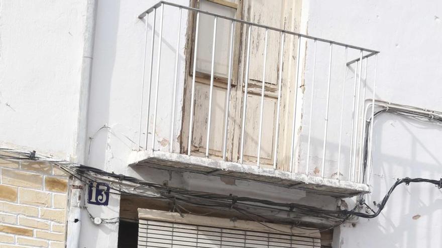 Dos agentes precintan una casa tras la redada en l'Alquerieta.
