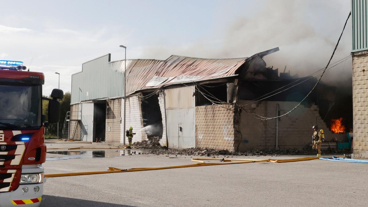 El tejado de una de las naves colapsó por el incendio